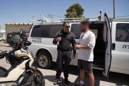 اعتقالات في سولم حلحول الخليل الطيبة الناصرة عرابة يافا عرعرة النقب وموظفة بنك